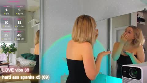 Snapshot of crowned_goddess chatting on 03/17/26, 01:32 Nikki online show from 03/17/26, 01:32