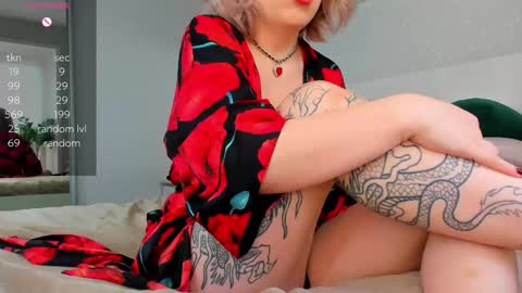 Snapshot of crowned_goddess chatting on 03/26/26, 01:44 Nikki online show from 03/26/26, 01:44