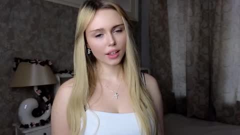 Snapshot of crumble_caramel chatting on 10/24/25, 10:00 Emi online show from 10/24/25, 10:00