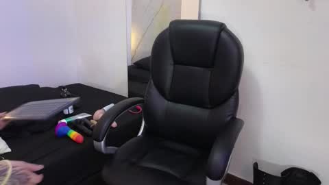 Snapshot of cry_baby800 chatting on 10/29/25, 09:27 Cry online show from 10/29/25, 09:27