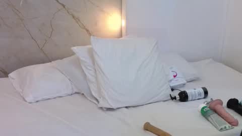 Snapshot of cry_baby800 chatting on 11/15/25, 10:48 Cry online show from 11/15/25, 10:48