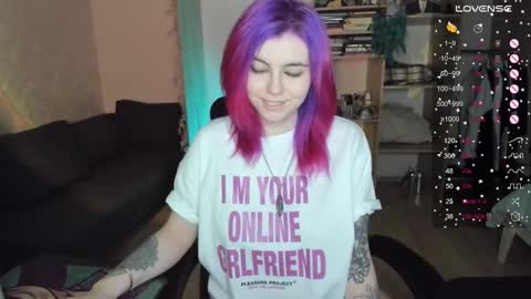 Snapshot of cryptobjgirlv2 chatting on 12/19/25, 01:07 Lilith online show from 12/19/25, 01:07