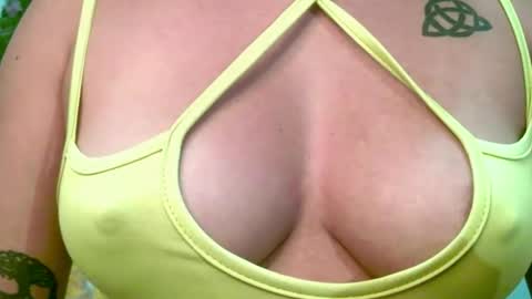 Snapshot of crysrus chatting on 04/15/26, 01:01 crysrus online show from 04/15/26, 01:01