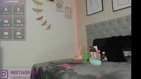 Snapshot of crystal_beennz chatting on 03/07/25, 03:29 online show from 03/07/25, 03:29