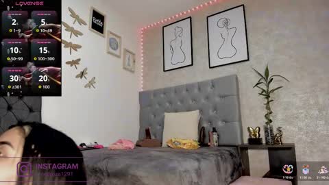 Snapshot of crystal_beennz chatting on 12/01/25, 02:05 online show from 12/01/25, 02:05