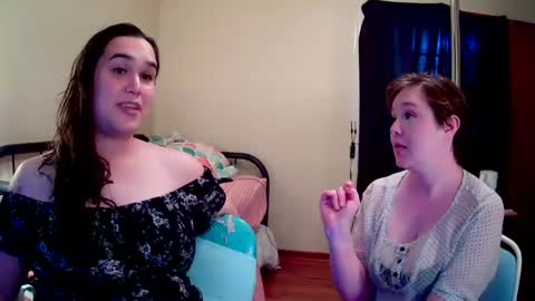 Snapshot of crystal_queers chatting on 07/11/26, 09:38 Peach and Daisy online show from 07/11/26, 09:38