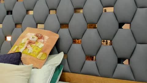 crystal_sm online show from 12/04/25, 03:05