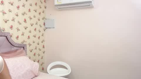 Snapshot of crystal_watson0 chatting on 03/20/26, 01:27 Milf Latina online show from 03/20/26, 01:27