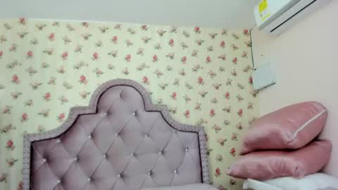 Snapshot of crystal_watson0 chatting on 06/15/26, 02:41 Milf Latina online show from 06/15/26, 02:41