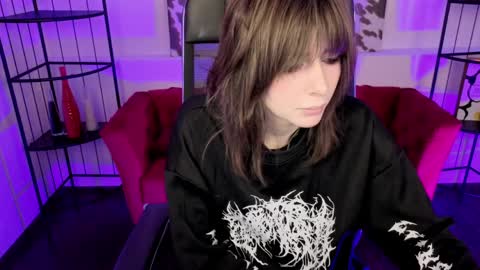 Snapshot of crystallbloom chatting on 04/01/26, 01:50 crystallbloom online show from 04/01/26, 01:50