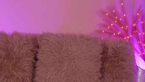 Snapshot of crystallred chatting on 12/19/25, 05:47 crystallred online show from 12/19/25, 05:47