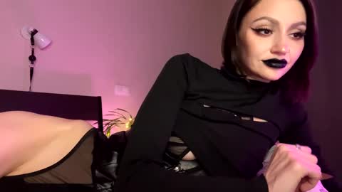 Snapshot of crystalmolly chatting on 12/17/24, 12:34 Molly Moore online show from 12/17/24, 12:34