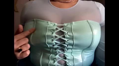 Snapshot of crystalyn777 chatting on 10/19/25, 11:38 crystalyn777 online show from 10/19/25, 11:38