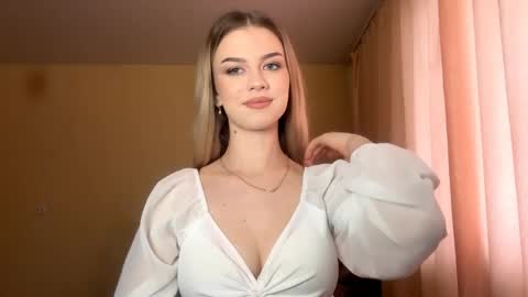 Snapshot of crystarouillard chatting on 04/17/26, 05:54 Jesi online show from 04/17/26, 05:54