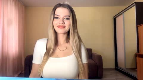 Snapshot of crystarouillard chatting on 04/19/26, 07:40 Jesi online show from 04/19/26, 07:40