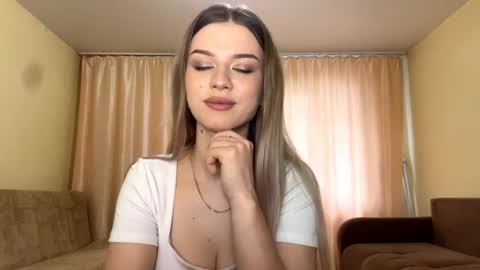 Snapshot of crystarouillard chatting on 04/29/26, 06:17 Jesi online show from 04/29/26, 06:17