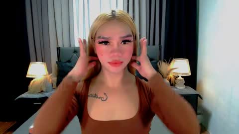 Snapshot of crytastal_lust1212 chatting on 04/20/26, 08:28 bea takashi online show from 04/20/26, 08:28