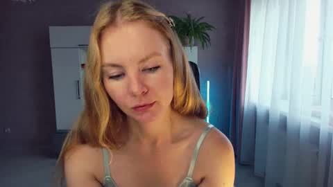 Snapshot of cuddle_kitten chatting on 10/16/25, 05:19 Alexia online show from 10/16/25, 05:19