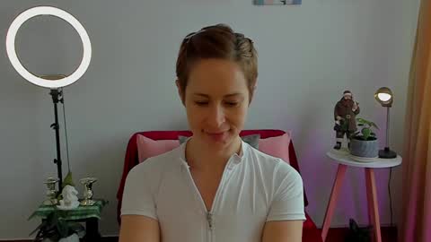 Snapshot of cuddlingbunnny chatting on 12/07/24, 02:57 Leonela online show from 12/07/24, 02:57