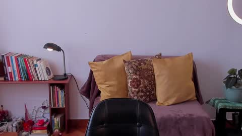 Snapshot of cuddlingbunnny chatting on 02/07/25, 01:53 Leonela online show from 02/07/25, 01:53