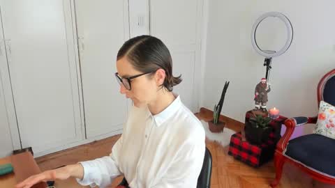 Snapshot of cuddlingbunnny chatting on 11/30/25, 02:43 Leonela online show from 11/30/25, 02:43