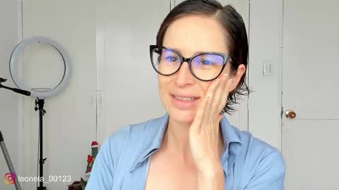 Snapshot of cuddlingbunnny chatting on 12/17/25, 05:08 Leonela online show from 12/17/25, 05:08