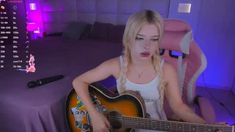 Snapshot of cuddly_kitten chatting on 09/24/25, 10:35 Cuddly Kitten online show from 09/24/25, 10:35