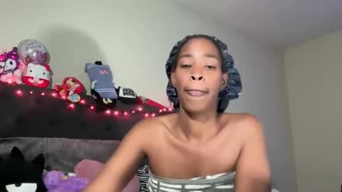 Snapshot of cum2charmxx chatting on 10/22/25, 01:44 cum2charmxx online show from 10/22/25, 01:44