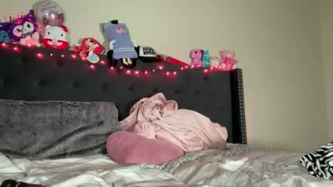 Snapshot of cum2charmxx chatting on 10/26/25, 01:28 cum2charmxx online show from 10/26/25, 01:28