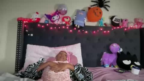 Snapshot of cum2charmxx chatting on 10/31/25, 02:40 cum2charmxx online show from 10/31/25, 02:40