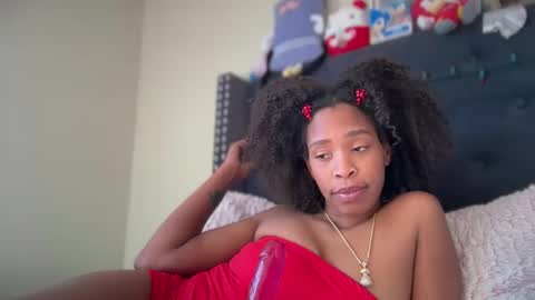 Snapshot of cum2charmxx chatting on 12/17/25, 06:36 cum2charmxx online show from 12/17/25, 06:36