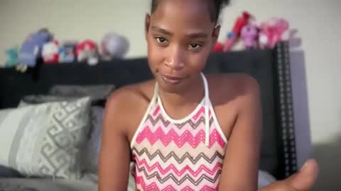 Snapshot of cum2charmxx chatting on 05/20/26, 12:22 cum2charmxx online show from 05/20/26, 12:22