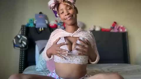 Snapshot of cum2charmxx chatting on 05/27/26, 01:24 cum2charmxx online show from 05/27/26, 01:24