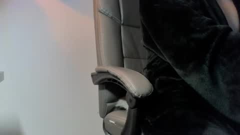 Snapshot of cum_gun_19 chatting on 10/08/25, 07:00 cum gun online show from 10/08/25, 07:00