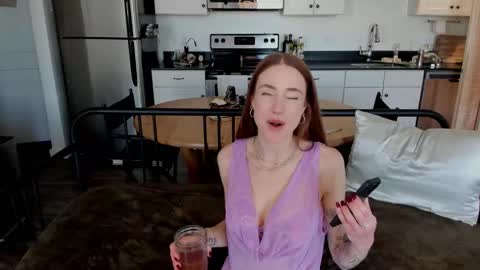 Snapshot of cum_with_quinn chatting on 10/11/25, 04:49 Quinn online show from 10/11/25, 04:49