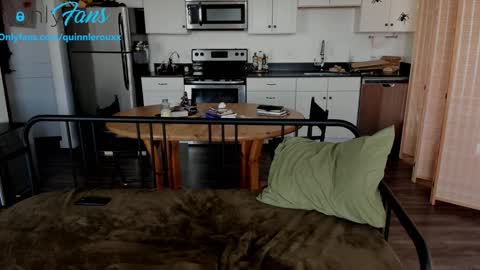 Snapshot of cum_with_quinn chatting on 10/15/25, 05:35 Quinn online show from 10/15/25, 05:35