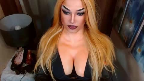 Snapshot of cumoffun chatting on 12/18/25, 07:14 Cattaleya online show from 12/18/25, 07:14