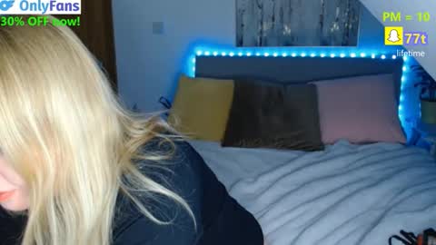 Snapshot of curiousneighbour chatting on 02/03/26, 04:54 FREE Instagram dancingneighbour online show from 02/03/26, 04:54