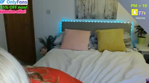 Snapshot of curiousneighbour chatting on 02/15/26, 10:50 FREE Instagram dancingneighbour online show from 02/15/26, 10:50