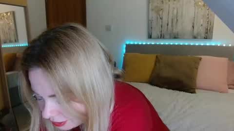 Snapshot of curiousneighbour chatting on 02/28/26, 11:39 FREE Instagram dancingneighbour online show from 02/28/26, 11:39