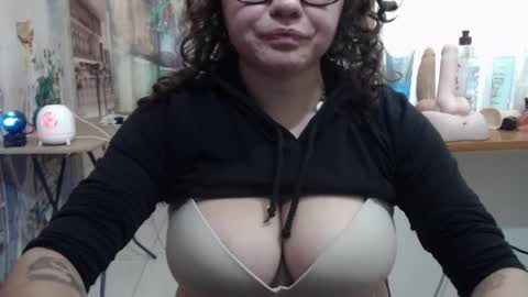 Snapshot of curly_greeneyed chatting on 04/12/26, 07:52 Vannesa online show from 04/12/26, 07:52