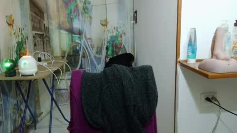 Snapshot of curly_greeneyed chatting on 04/22/26, 02:36 Vannesa online show from 04/22/26, 02:36