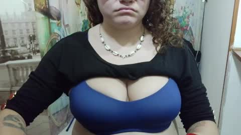 Snapshot of curly_greeneyed chatting on 05/20/26, 04:40 Vannesa online show from 05/20/26, 04:40