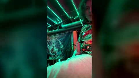 Snapshot of curlyfuck25 chatting on 01/13/26, 09:47 Human Being online show from 01/13/26, 09:47