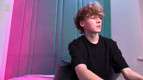 Snapshot of curlytwinkboy chatting on 09/19/25, 08:42 KEVIN online show from 09/19/25, 08:42