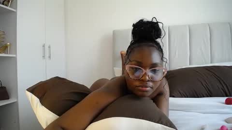 Liya online show from 03/08/25, 11:48