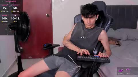 Snapshot of cute_diego_ chatting on 12/17/25, 12:05 Diego online show from 12/17/25, 12:05