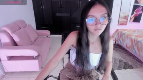 Snapshot of cute_fox_1 chatting on 09/09/25, 01:43 Bella Fox online show from 09/09/25, 01:43