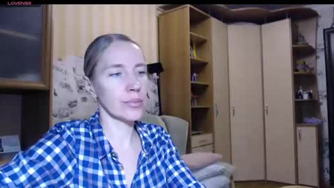 cute_lion_ online show from 11/30/25, 05:50