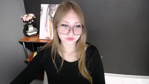 Veronica online show from 11/28/25, 07:44